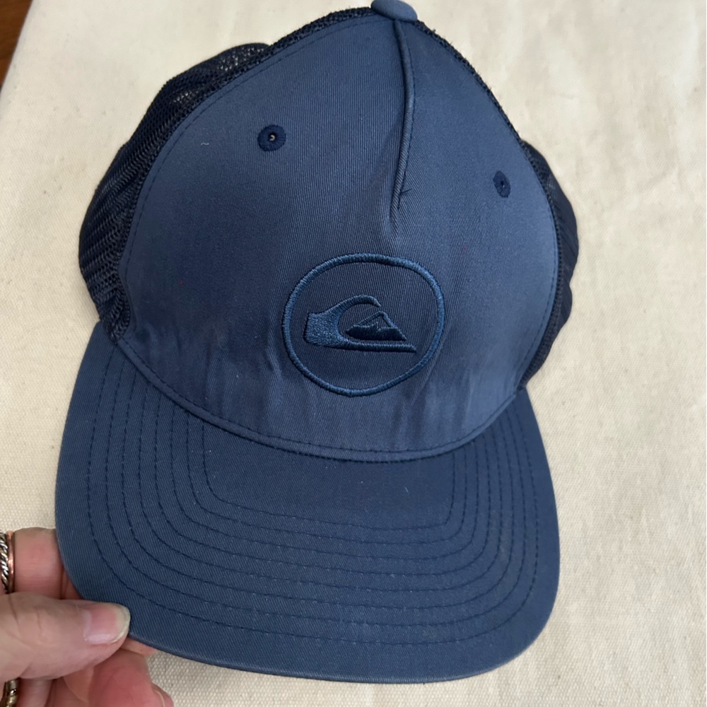 Quiksilver Navy on Navy SnapBack Mesh Cap, Flatbill hat. Comfortable & Stylish.